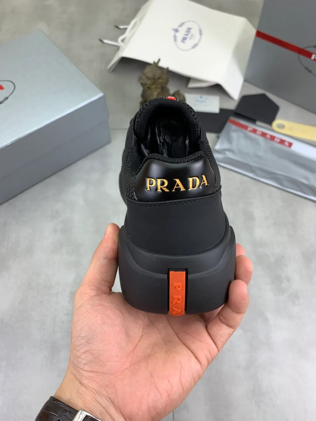 Men's shoes 💰P600💰 [New style] popular models are on the official website, 🆘 Trendy brand (Prada) mainly promotes popular models, avant-garde and versatile fashion men's shoes private version mold opening, cowhide surface splicing 1:1.. Fashionable and simple, original imported cowhide lining cowhide feet; the atmosphere and personality are more fashionable, eye-catching and pursuing class. It will subvert old ideas and be a must-have for fashion trendsetters with you! Must keep it for yourself! Tall and comfortable, large and low, high-end quality workmanship. Size: 38-45 3️⃣colors available.